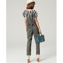 伊卡素2013春款韩版宽松背带裤 复古休闲风的时尚演绎